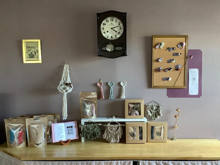 マクラメ編みキットとタティングレース作品の展示と販売